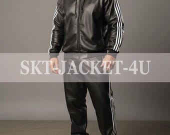 Tuta da uomo in pelle nera, felpa con cappuccio e pantaloni larghi a righe bianche