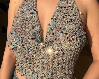 Patrón de top de ganchillo sin espalda con cuello drapeado brillante