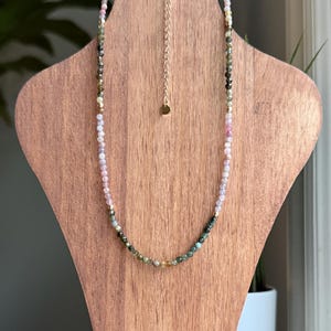 Gargantilla con piedras preciosas multiturmalina rellenas de oro de 14 k y dije de sol opcional