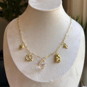 Snack Attack - Roligt halsband med flera charms för matälskare