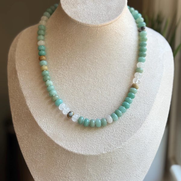 Cara de descanso en la playa - Collar de cuentas de piedras preciosas de amazonita azul y cuarzo transparente, hecho a medida