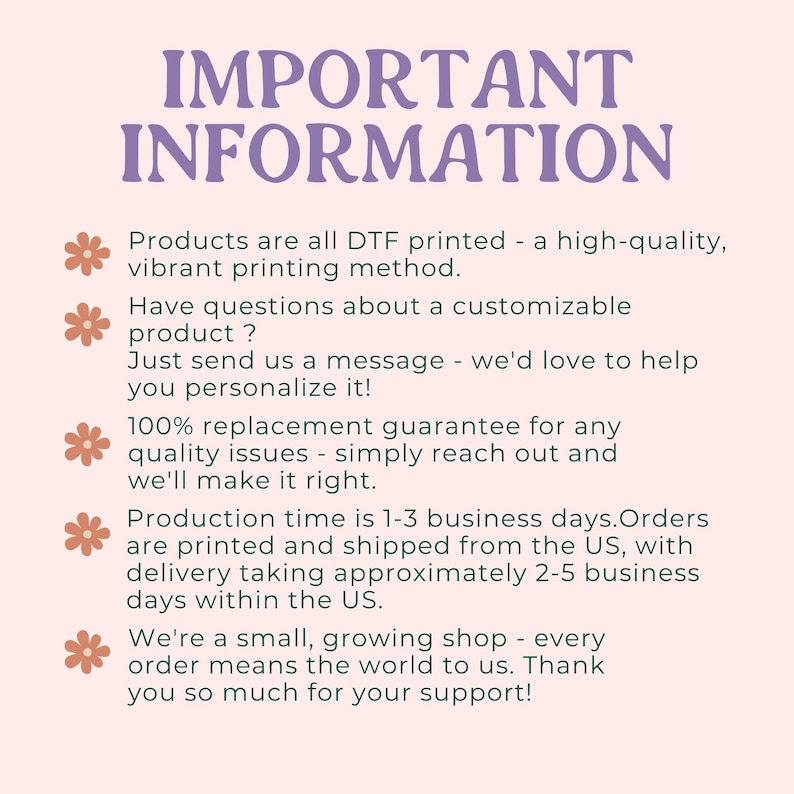 Puede incluir: Fondo rosa claro con el texto morado "IMPORTANT INFORMATION". El texto describe el m&eacute;todo de impresi&oacute;n del producto, las opciones de personalizaci&oacute;n y una garant&iacute;a de reemplazo. Tambi&eacute;n menciona el tiempo de producci&oacute;n.