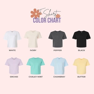Puede incluir: Una carta de colores de camisetas con ocho colores: blanco, marfil, pimienta, negro, orqu&iacute;dea, menta tiza, chambray y mantequilla. El texto "T-Shirt Color Chart" se muestra en la parte superior.