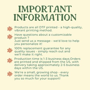 K&ouml;nnte beinhalten: Ein cremefarbenes Grafikdesign mit gr&uuml;nem Text "IMPORTANT INFORMATION". Der Text beschreibt Produktdetails, einschlie&szlig;lich Druckmethoden, Anpassungsoptionen und eine Ersatzgarantie.