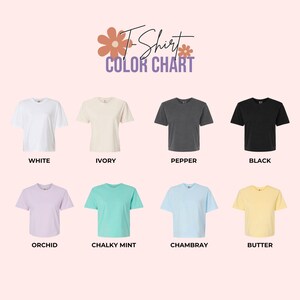 Op de afbeelding: Een kleurenkaart voor t-shirts met acht verschillende kleuren: wit, ivoor, peper, zwart, orchidee, krijtachtige munt, chambray en boter. De tekst "T-Shirt Color Chart" wordt bovenaan weergegeven.