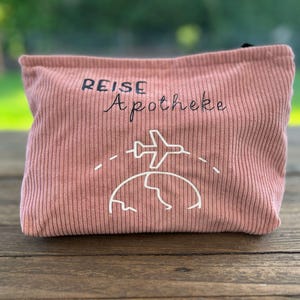 Personalisierte Kosmetiktasche „Reiseapotheke“ – Cordstoff, mit Reißverschluss, Geschenk für Weltenbummler