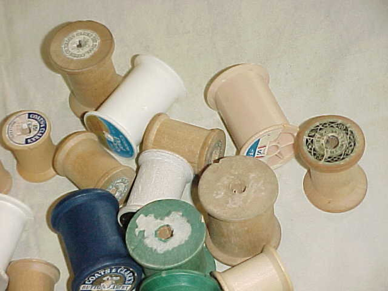 32 Wood and Plastic Sewing Thread Spools for Crafts Etsy