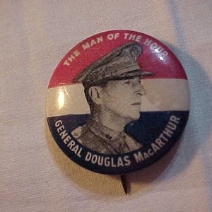 1940s The Man Of The Hour General Douglas MacArthur Vintage Pin Back Button