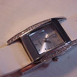 Women&#39;s Quartz Wrist Watch With White Imitation Leather Band Working Condition