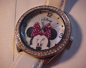 DISNEY Minnie Mouse Watch With Charm Heart Round White Dial  display picture 3