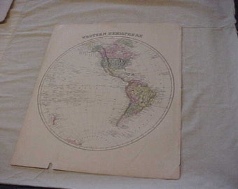 Könnte beinhalten: Eine alte Karte der westlichen Hemisphäre, mit einem kreisförmigen Design, das Kontinente in Grün, Rosa und Gelb zeigt. Die Karte ist auf gealtertem Papier gedruckt, mit dem Titel "WESTERN HEMISPHERAS" oben. Das Papier hat einen eingerissenen Rand.