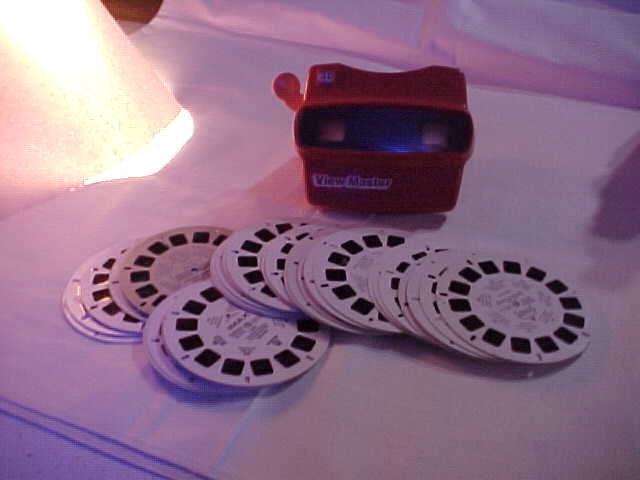 3D View-master Viewer and 32 Viewmaster Reels 