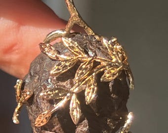 Colgante de meteorito natural: acero inoxidable hipoalergénico, gema de colección rara, certificado de autenticidad.