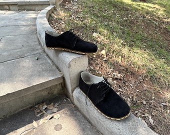 Sapatos femininos descalços de couro feitos à mão: calçados ergonômicos de caminhada em camurça preta