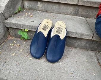 Sandalias minimalistas de cuero azul marino hechas a mano
