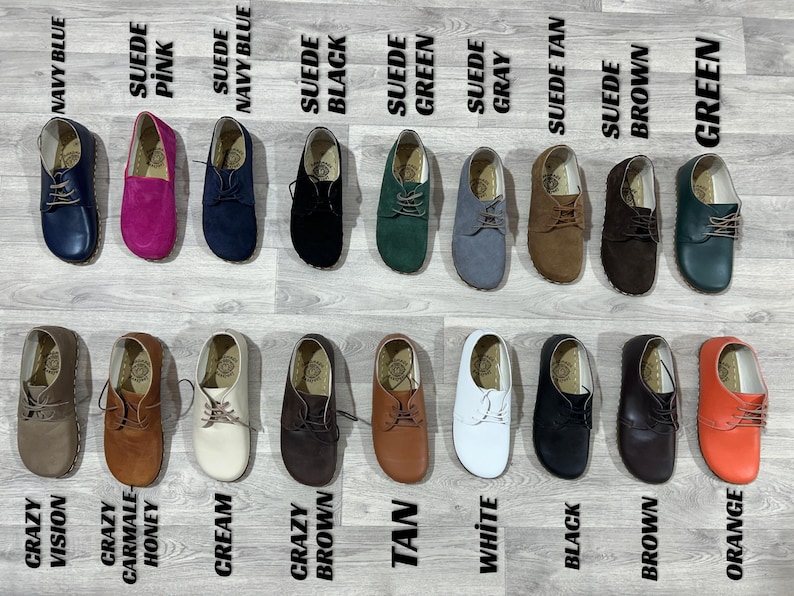 Puede incluir: Una colecci&oacute;n de zapatos de ante y cuero en varios colores, incluyendo azul marino, rosa, negro, verde, gris, marr&oacute;n, marr&oacute;n y naranja. Los zapatos se muestran sobre una superficie gris claro, con los nombres de los colores.