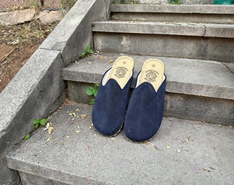 Sandalias minimalistas de ante azul marino con tacón de 1/2" hechas a mano