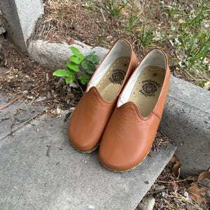 Women&#39;s Tan Leather Barefoot Shoes | Handmade Minimalist Walking Shoes | Wide Toe, Eco-Friendly, Grounding Comfortable Healthy Yemeni Shoes