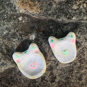 Coquí de bolsillo estilo kawaii, Piedra antiestrés hecha a mano en arcilla polimérica para relajación y bienestar, coqui rana puertorriqueña