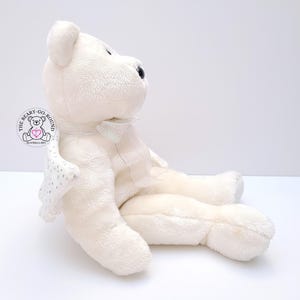 Op de afbeelding: Een set van drie keramische mokken met een gespikkelde, matte afwerking. De mokken zijn in cr&egrave;me, lichtgrijs en donkergrijs. Elke mok heeft een eenvoudig, minimalistisch ontwerp, perfect voor koffie of thee.