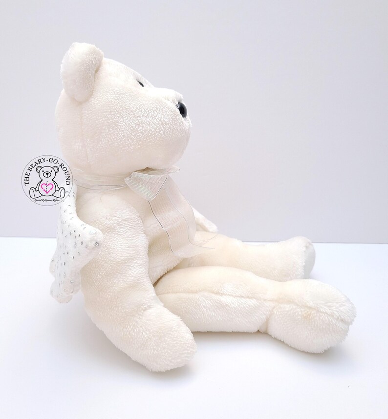 Op de afbeelding: Een set van drie keramische mokken met een gespikkelde, matte afwerking. De mokken zijn in cr&egrave;me, lichtgrijs en donkergrijs. Elke mok heeft een eenvoudig, minimalistisch ontwerp, perfect voor koffie of thee.