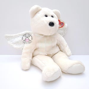 Op de afbeelding: Een set van drie keramische mokken met een gespikkelde, matte afwerking. De mokken zijn in de kleuren cr&egrave;me, lichtgrijs en donkergrijs. Elke mok heeft een eenvoudig, minimalistisch ontwerp, perfect voor koffie of thee.