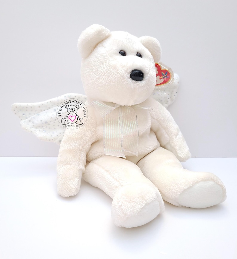 Op de afbeelding: Een set van drie keramische mokken met een gespikkelde, matte afwerking. De mokken zijn in de kleuren cr&egrave;me, lichtgrijs en donkergrijs. Elke mok heeft een eenvoudig, minimalistisch ontwerp, perfect voor koffie of thee.