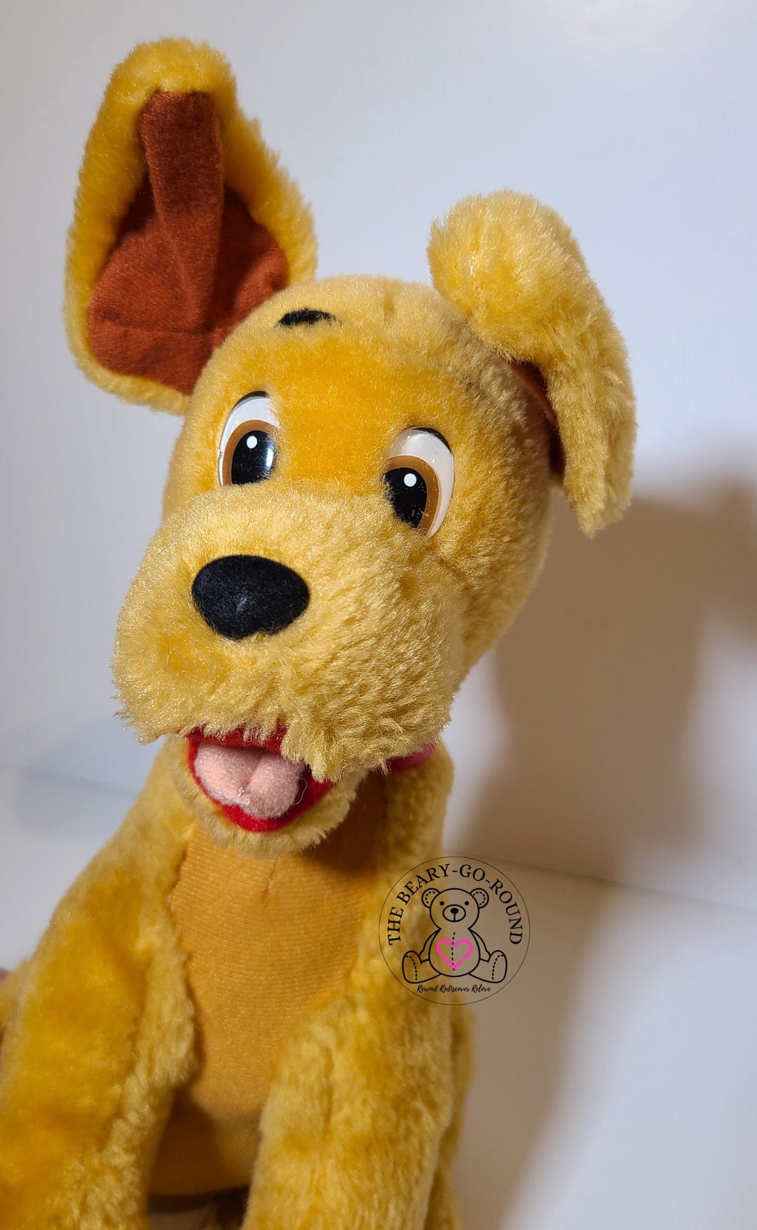 ヴィンテージクラシックトイカンパニーの赤い首輪の犬。10インチの