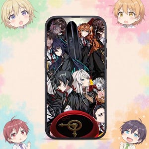 Puede incluir: Funda de tel&eacute;fono negra con una colorida ilustraci&oacute;n de estilo anime de m&uacute;ltiples personajes con trajes negros y corbatas rojas. La funda tiene un borde negro y un emblema rojo en la parte inferior. El fondo es rosa claro.