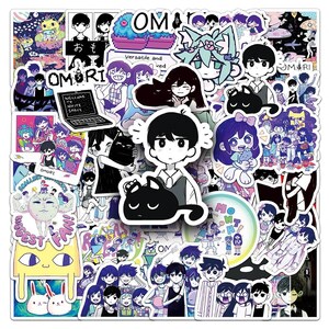 Puede incluir: Una colecci&oacute;n de pegatinas de Omori que presentan varios personajes y escenas del juego. Las pegatinas muestran una gama de colores, incluyendo negro, blanco, azul y amarillo, con elementos de texto como "OMORI" y "WHITE SPACE".