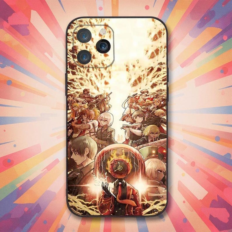 Puede incluir: Funda de tel&eacute;fono con una ilustraci&oacute;n de estilo anime. El dise&ntilde;o presenta un gran grupo de personajes en una composici&oacute;n din&aacute;mica, con una figura central con traje rojo y cabeza de reloj. El fondo tiene un efecto brillante y ardiente.