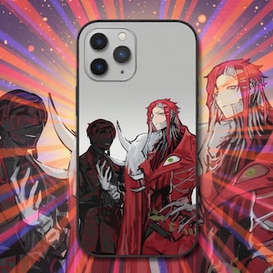 Puede incluir: Una funda de tel&eacute;fono con una ilustraci&oacute;n de estilo anime de tres figuras en atuendo rojo y negro. El dise&ntilde;o incluye un personaje con pelo largo rojo y un gran ojo verde. La funda es negra con una parte trasera plateada y una c&aacute;mara de triple lente.