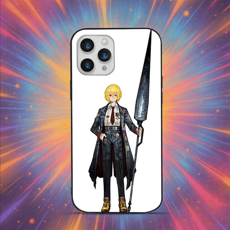 Puede incluir: Una funda de tel&eacute;fono blanca con una ilustraci&oacute;n de estilo anime de un personaje con cabello rubio, que lleva un abrigo negro y sostiene una gran lanza. La funda tiene un acabado brillante y un recorte para la c&aacute;mara del tel&eacute;fono.