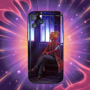 Puede incluir: Funda de tel&eacute;fono con un dise&ntilde;o de una figura con abrigo rojo y cabeza en llamas, sentado en un tren. El dise&ntilde;o incorpora una vibrante combinaci&oacute;n de colores con tonos morados y anaranjados, creando una est&eacute;tica din&aacute;mica y llamativa.