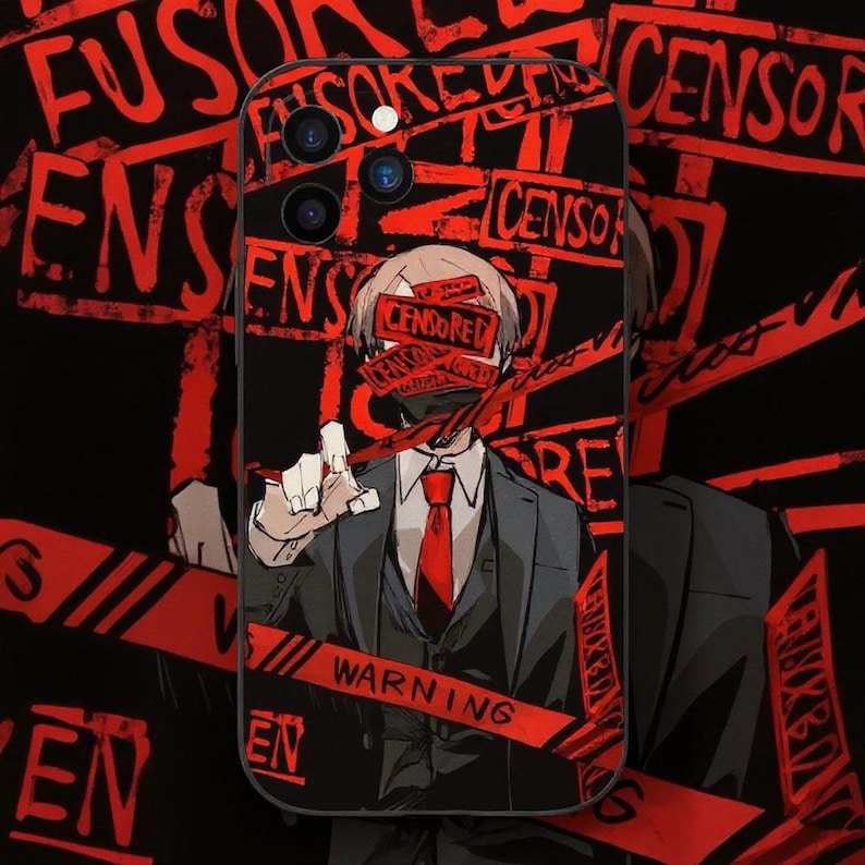 Puede incluir: Funda de tel&eacute;fono negra con una ilustraci&oacute;n de estilo anime de una persona con traje y corbata roja, con la cara cubierta con cinta roja con la palabra "Censurado". El fondo est&aacute; cubierto de texto rojo y cinta de precauci&oacute;n.