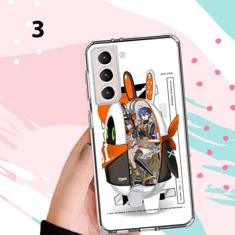 Puede incluir: Funda transparente para tel&eacute;fono con una colorida ilustraci&oacute;n de estilo anime. El dise&ntilde;o presenta un personaje dentro de una c&aacute;psula futurista con detalles en naranja y blanco. La funda tiene un parachoques protector y un recorte para la c&aacute;mara.