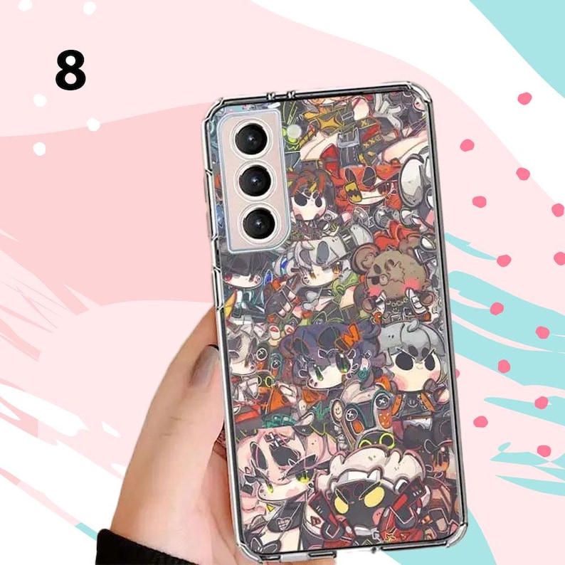 Puede incluir: Una funda transparente para tel&eacute;fono con un dise&ntilde;o de personajes de dibujos animados coloridos. La funda tiene un marco plateado y un recorte para una c&aacute;mara de triple lente. El n&uacute;mero "8" est&aacute; en la esquina superior izquierda. El fondo es rosa y turquesa.