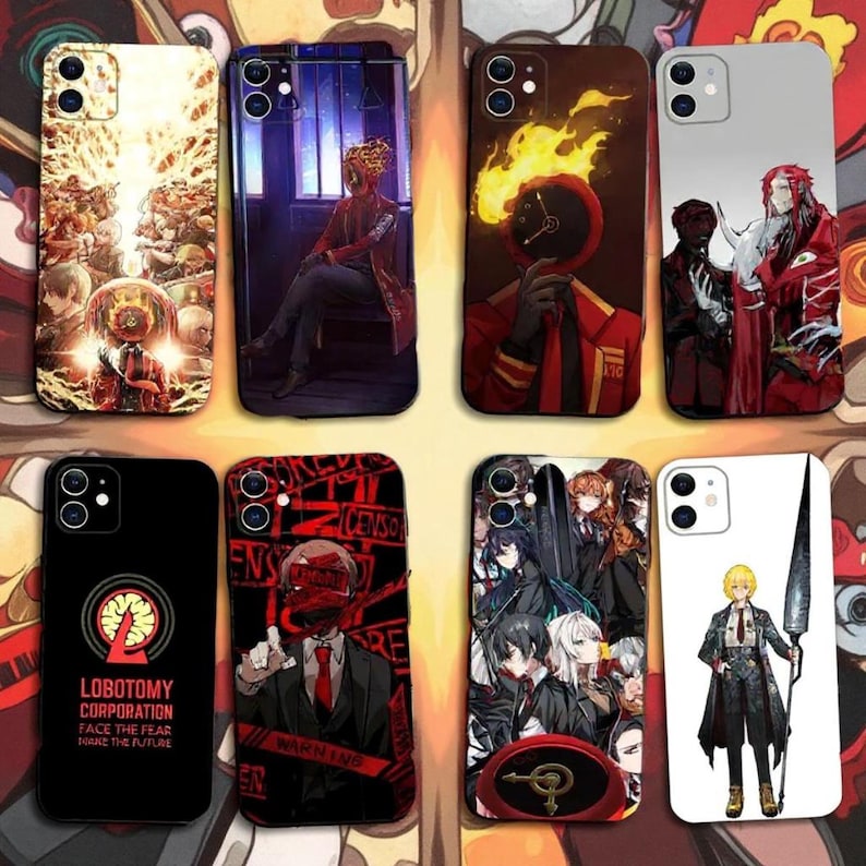 Puede incluir: Colecci&oacute;n de fundas para tel&eacute;fonos con ilustraciones de estilo anime. Los dise&ntilde;os incluyen personajes con atuendos rojos y negros, una figura con la cabeza en llamas y el texto "LOBOTOMY CORPORATION FACE THE FEAR MAKE THE FUTURE".
