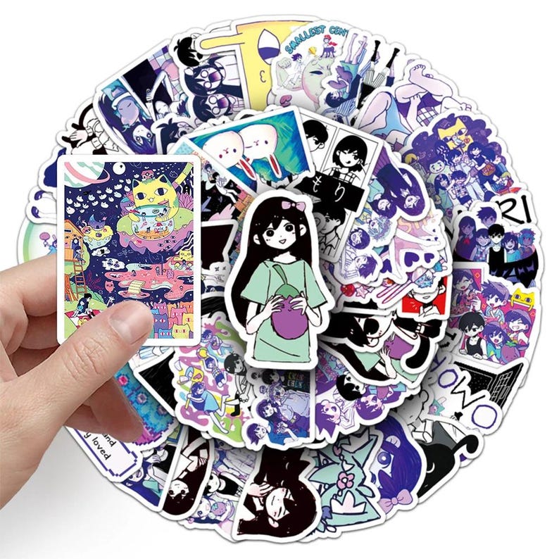 Puede incluir: Una colecci&oacute;n de pegatinas coloridas con varias ilustraciones de estilo anime. Una mano sostiene una pegatina, mostrando una escena vibrante con un personaje parecido a un gato. Las pegatinas incluyen personajes, paisajes y texto, con una variedad de colores y dise&ntilde;os.