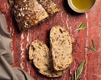 Fondo fotográfico de vinilo con textura de piedra natural roja: ideal para fotografía de productos, estilismo gastronómico y creación de contenido.