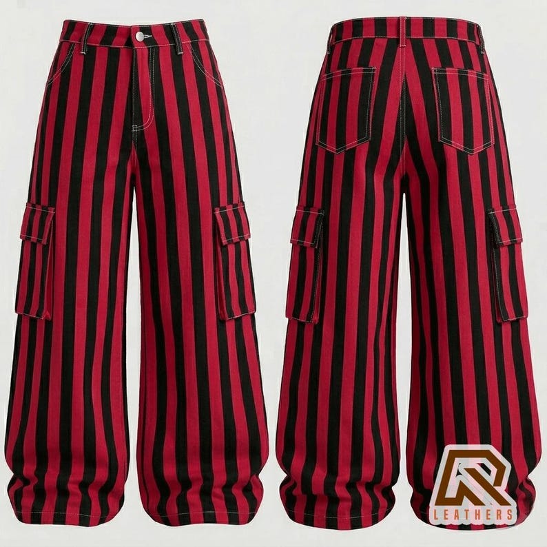 Op de afbeelding: Cargobroek met hoge taille en een opvallend verticaal streeppatroon in rood en zwart. Deze broek met wijde pijpen heeft twee grote zijzakken met kleppen, een knoopsluiting aan de voorzijde en twee achterzakken met zichtbare witte stiksels.