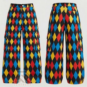 Può includere: Pantaloni cargo a vita alta con un vivace motivo a rombi da arlecchino in nero, rosso, giallo e blu. I pantaloni includono due tasche cargo laterali con patta, chiusura con bottone e zip e due tasche posteriori, mostrati sia frontalmente che sul retro.