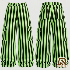 Op de afbeelding: Cargobroek met hoge taille en een opvallend verticaal streeppatroon in neongroen en zwart. Deze broek met wijde pijpen heeft twee zijzakken op elke broekspijp, een knoop- en ritssluiting en twee achterzakken met een gestructureerde tailleband.