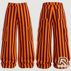 Op de afbeelding: Cargobroek met hoge taille en verticale strepen in afwisselend oranje en donkerrood. De broek heeft twee zijzakken met kleppen, twee achterzakken, een knoopsluiting en een ritssluiting, getoond in voor- en achteraanzicht.