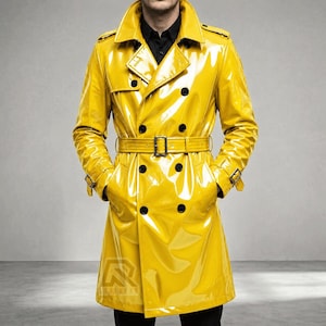 Puede incluir: Una gabardina de color amarillo brillante con un acabado lustroso y barnizado. Esta prenda de doble botonadura presenta un cuello ancho, botones negros y un cinturón a juego con hebilla rectangular. Las mangas tienen correas ajustables.