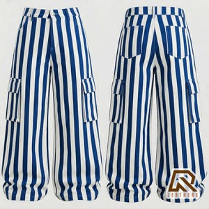 Op de afbeelding: Cargobroek met wijde pijpen en een verticaal blauw-wit gestreept patroon. De broek heeft een knoop- en ritssluiting, twee zijzakken met kleppen en twee achterzakken. Een logo met de tekst LEATHERS is rechtsonder in de afbeelding zichtbaar.