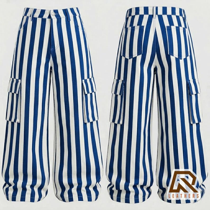 Op de afbeelding: Cargobroek met wijde pijpen en een verticaal blauw-wit gestreept patroon. De broek heeft een knoop- en ritssluiting, twee zijzakken met kleppen en twee achterzakken. Een logo met de tekst LEATHERS is rechtsonder in de afbeelding zichtbaar.