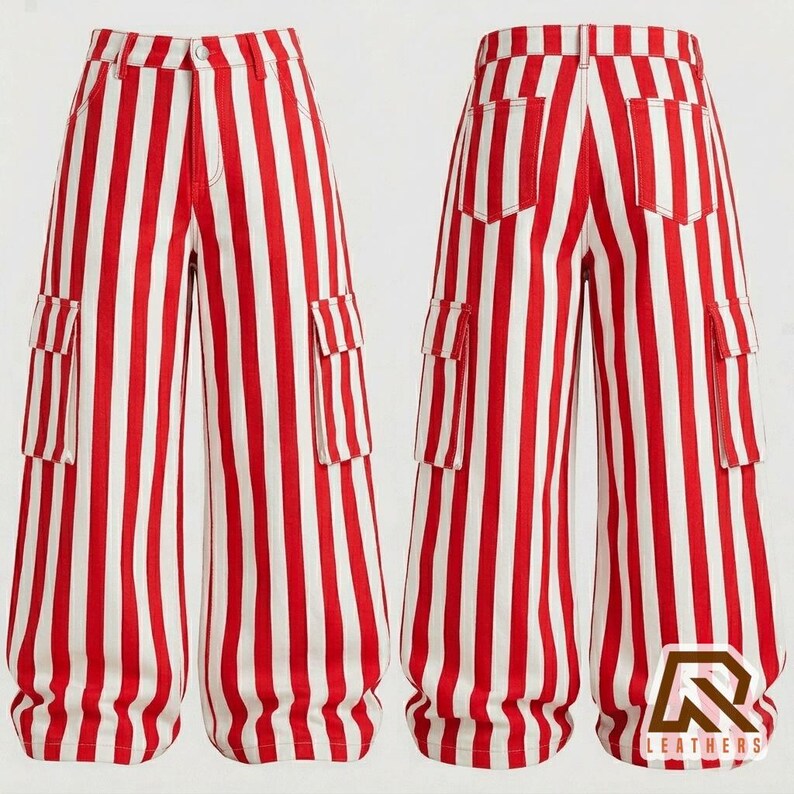 Op de afbeelding: Een cargobroek met een opvallend rood en wit verticaal gestreept patroon. De broek is voorzien van een knoopsluiting aan de voorzijde, riemlussen, twee zijzakken met klep en twee achterzakken. Het ontwerp wordt getoond in voor- en achteraanzicht.