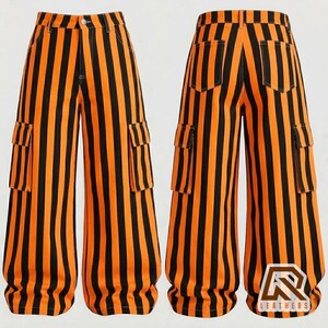 Op de afbeelding: Cargo-broek met wijde pijpen en een verticaal streeppatroon in afwisselend oranje en zwart. De broek heeft een hoge tailleband met riemlussen, een knoopsluiting aan de voorzijde, twee zijzakken met klep en twee achterzakken.