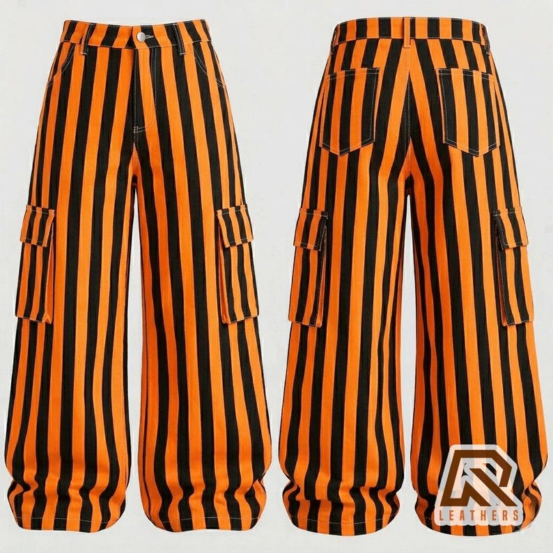 Op de afbeelding: Cargo-broek met wijde pijpen en een verticaal streeppatroon in afwisselend oranje en zwart. De broek heeft een hoge tailleband met riemlussen, een knoopsluiting aan de voorzijde, twee zijzakken met klep en twee achterzakken.